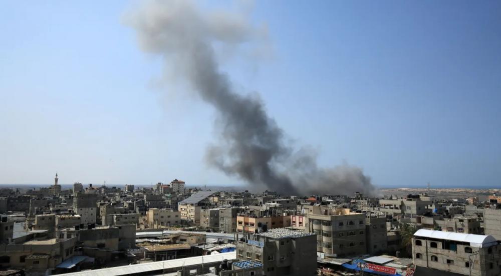 Fumaça sobe após ataques aéreos israelenses em Rafah, Gaza Anadolu Agency/Getty Images