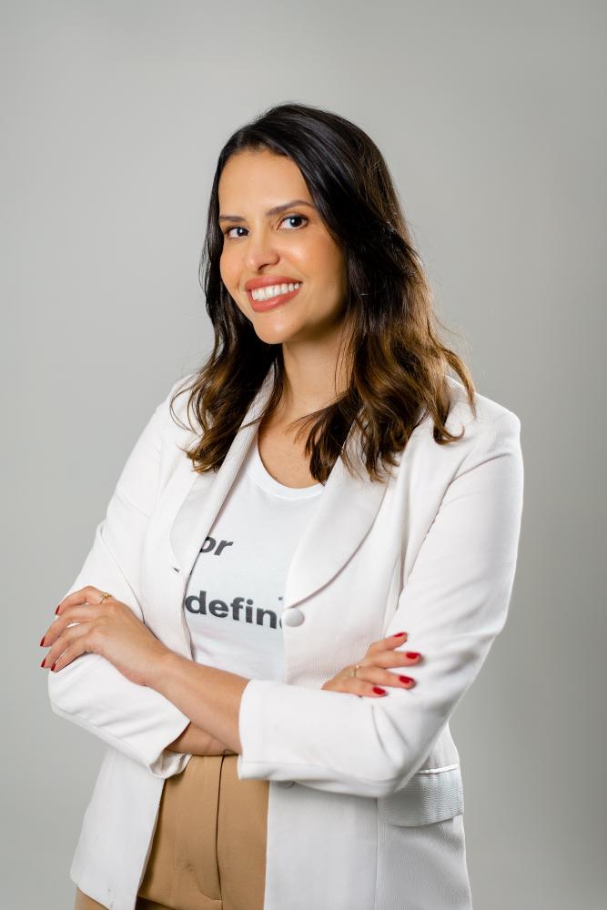 Dra. Amelie Falconi é médica intervencionista em dor e autora do livro