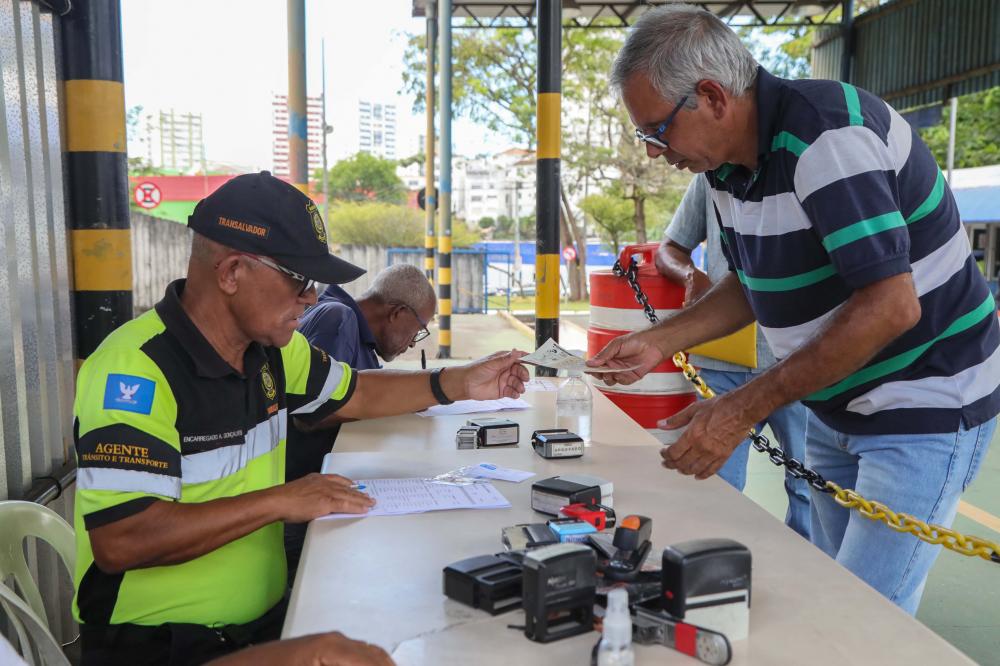 Taxistas comparecem à Semob para atualização do cartão de identificação 