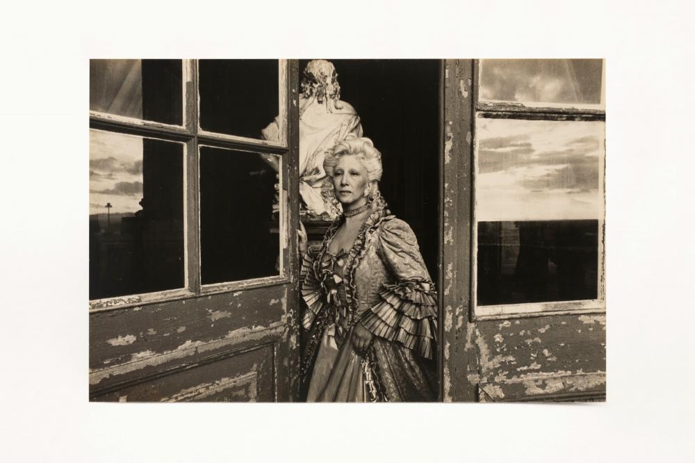 Com curadoria da escritora Noemi Jaffe, mostra reúne cartas, fotos, mapas, objetos e documentos do MUJ, maior acervo judaico brasileiro. Iniciativa estabelece um diálogo com a segunda edição do Festival Literário do Museu Judaico, que debate memória e ide