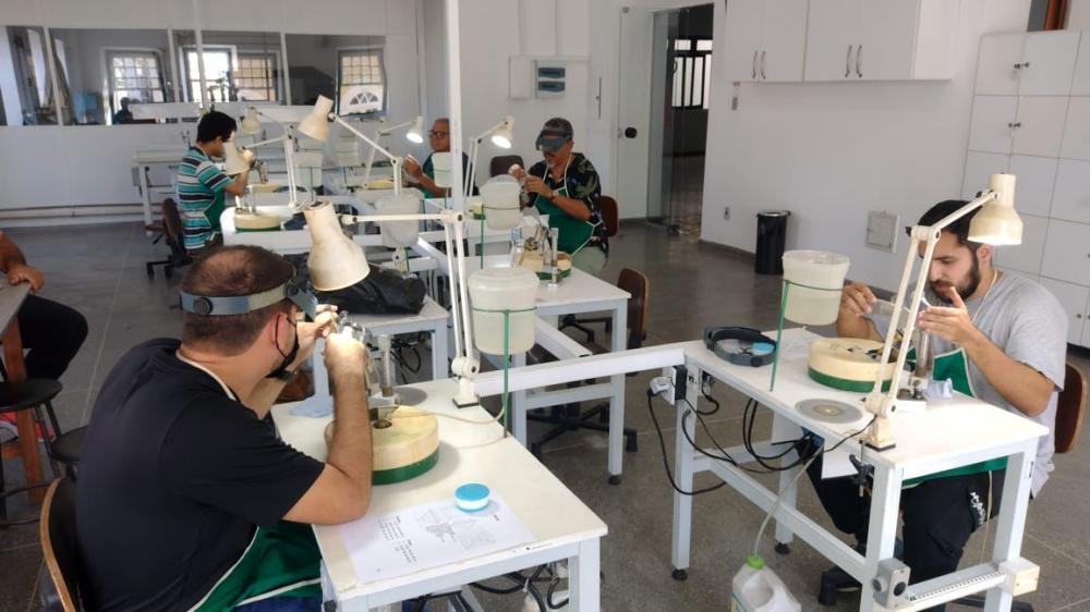 Centro Gemológico da Bahia capacita em Oficina de Lapidação Carré 