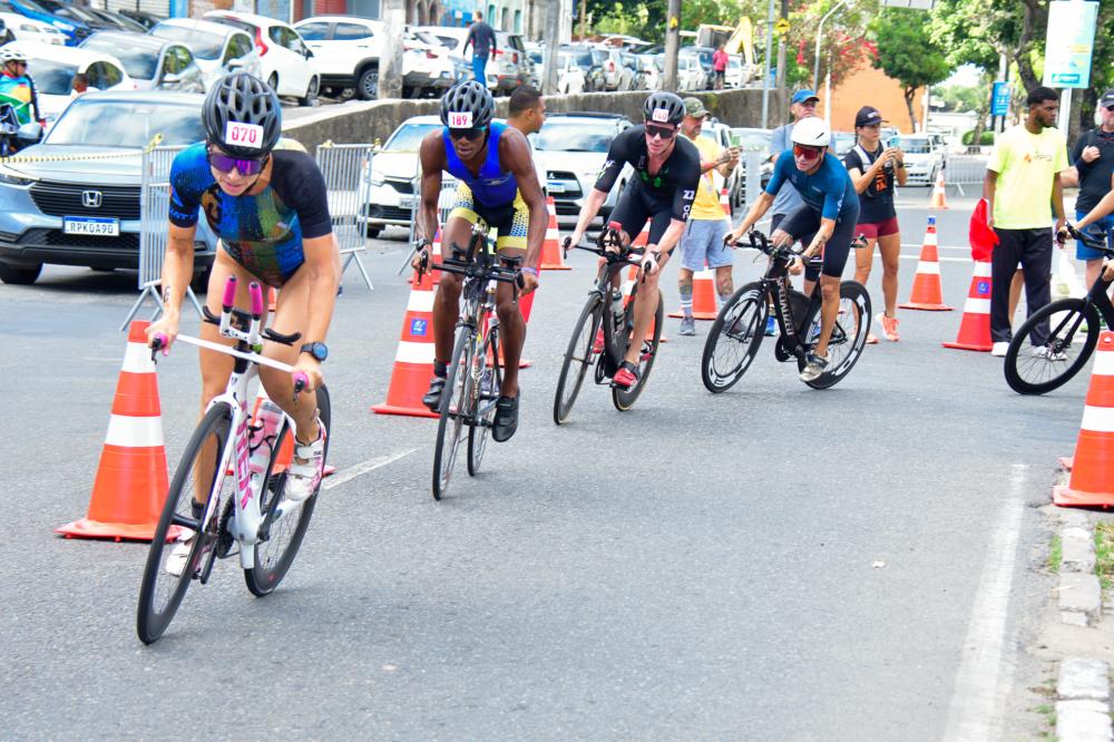 Tri On Salvador leva 500 atletas ao Comércio em competição inédita de triathlon