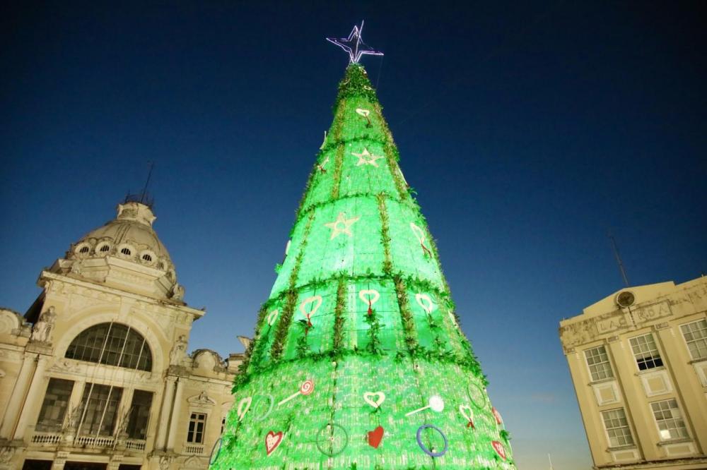 Mega árvore com 27 mil garrafas pet inicia Natal Sustentável em Salvador na quinta (7)  
