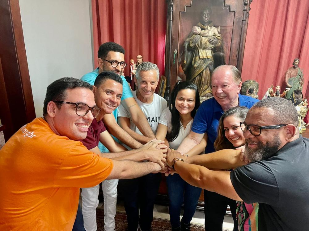 Na foto o atual deputado Federal João Leão, Ex-deputada estadual Mirela Macedo (União Brasil), vereadora Débora Régis (PDT), vereadores Gabriel Bandarra (PSC), Juca (PSDB) e Sapucaia (União Brasil), ex-vereador Matheus Reis PSDB) e o empresário Teobaldo C