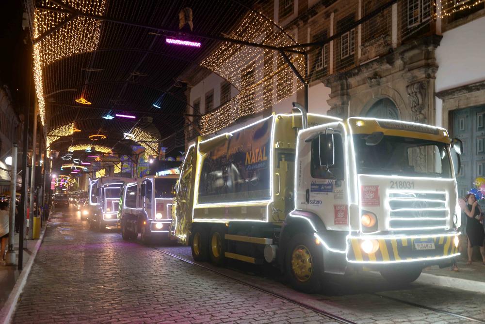 Caminhões compactadores da Limpurb recebem decoração natalina 