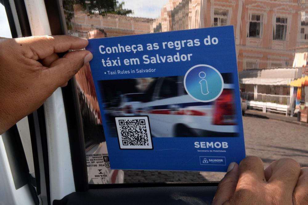 Agentes da Semob distribuem adesivos com informações sobre táxis em Salvador 