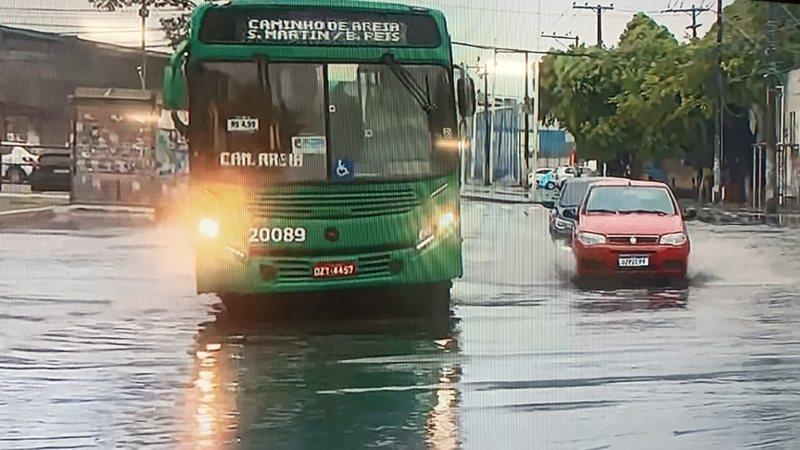 Apagão atinge diversos bairros de Salvador em noite de temporal