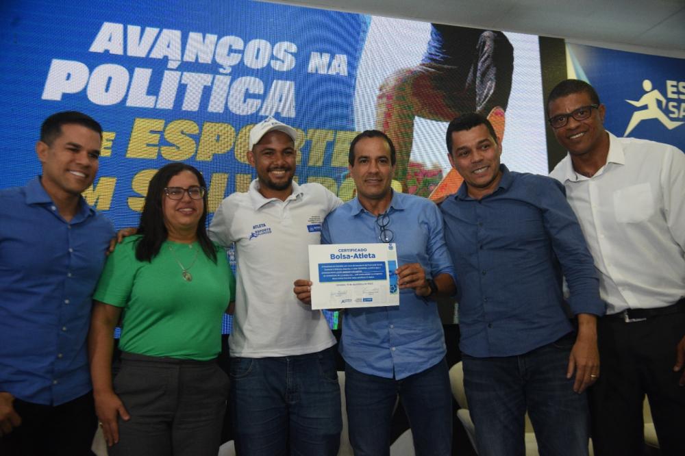 Prefeitura assina termo de concessão do Bolsa Atleta a 235 beneficiados e lança programa Viva Esporte