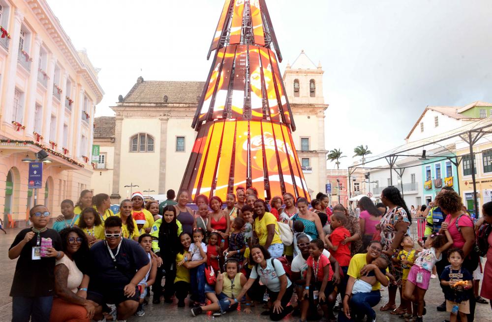 Prefeitura leva crianças com deficiência para conhecer o Natal Salvador no Centro Histórico  