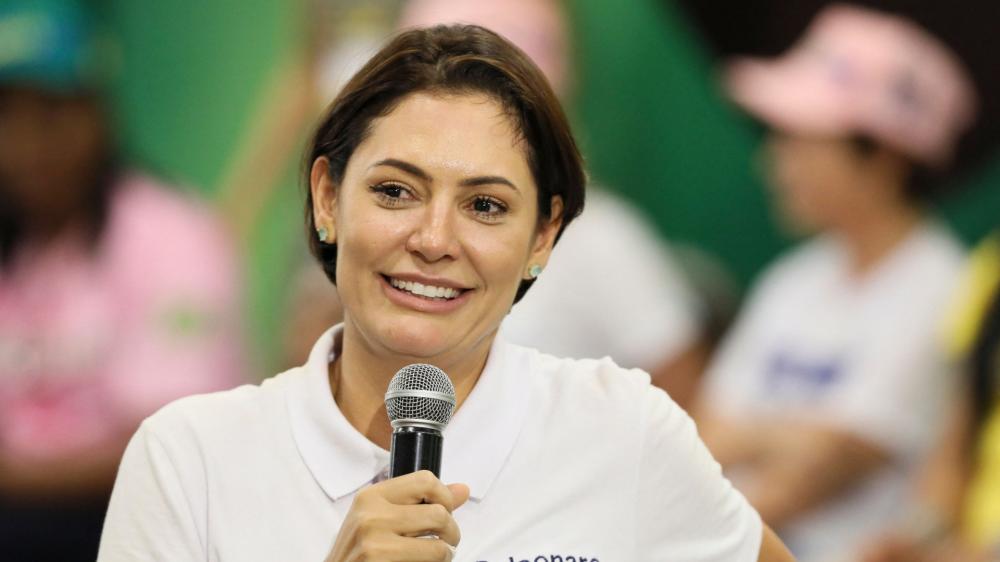 Michelle Bolsonaro volta sozinha ao Brasil