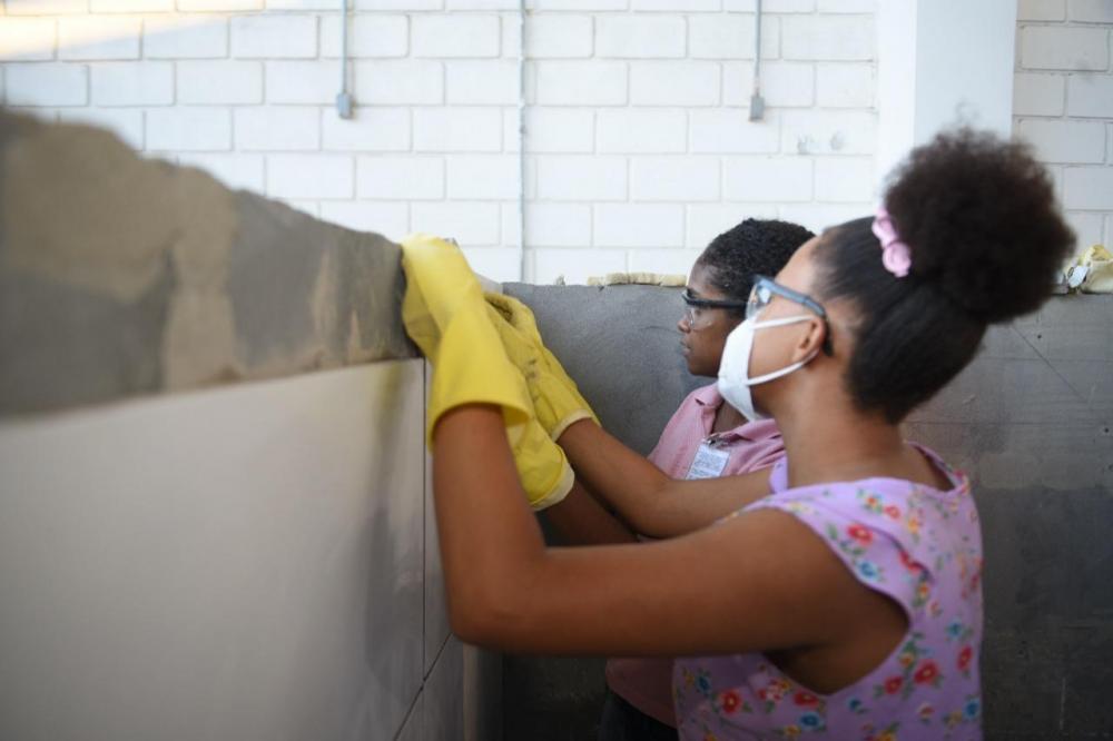 Prefeitura de Salvador abre novas vagas para capacitação de mulheres na construção civil