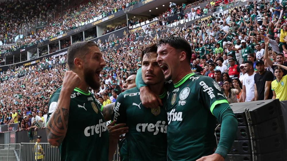 Em jogo de 7 gols, Palmeiras derrota Flamengo e é campeão da Supercopa do Brasil