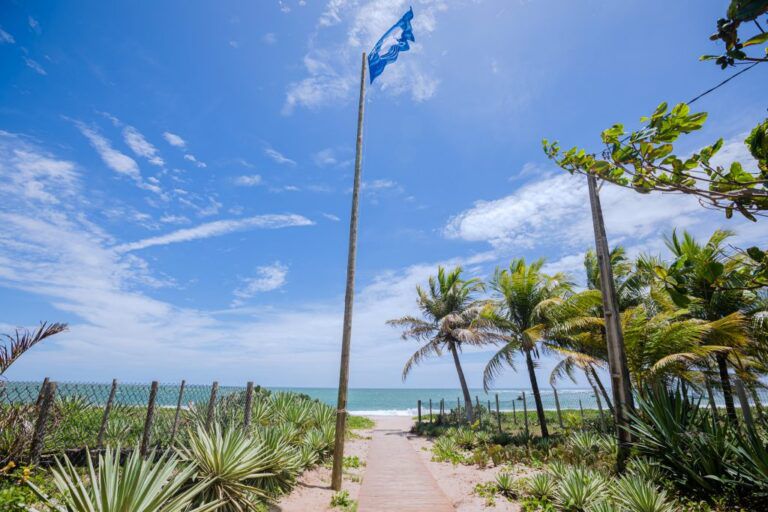 Praias baianas certificadas com selo Bandeira Azul têm esgotamento operado pela Embasa