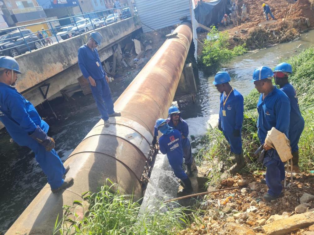 Vazamento em adutora afeta abastecimento de água em bairros de Salvador