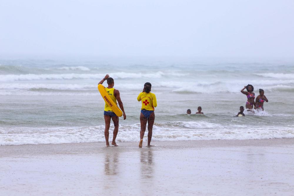 Salvamar alerta para o risco de descargas elétricas na praia durante chuvas intensas em Salvador 