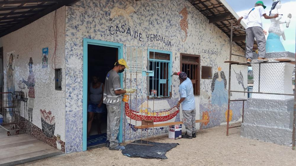 Os agentes fazem, ainda, o reparo pontual de calçadas públicas em concreto e em pedra portuguesa. “Os serviços de pintura na escultura e na Casa de Iemanjá, além da construção do barracão para entrega dos presentes na Colônia de Pescadores Z1, vêm sendo t