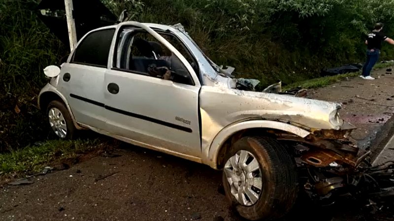 Carro parte ao meio em acidente com caminhão; motorista morre