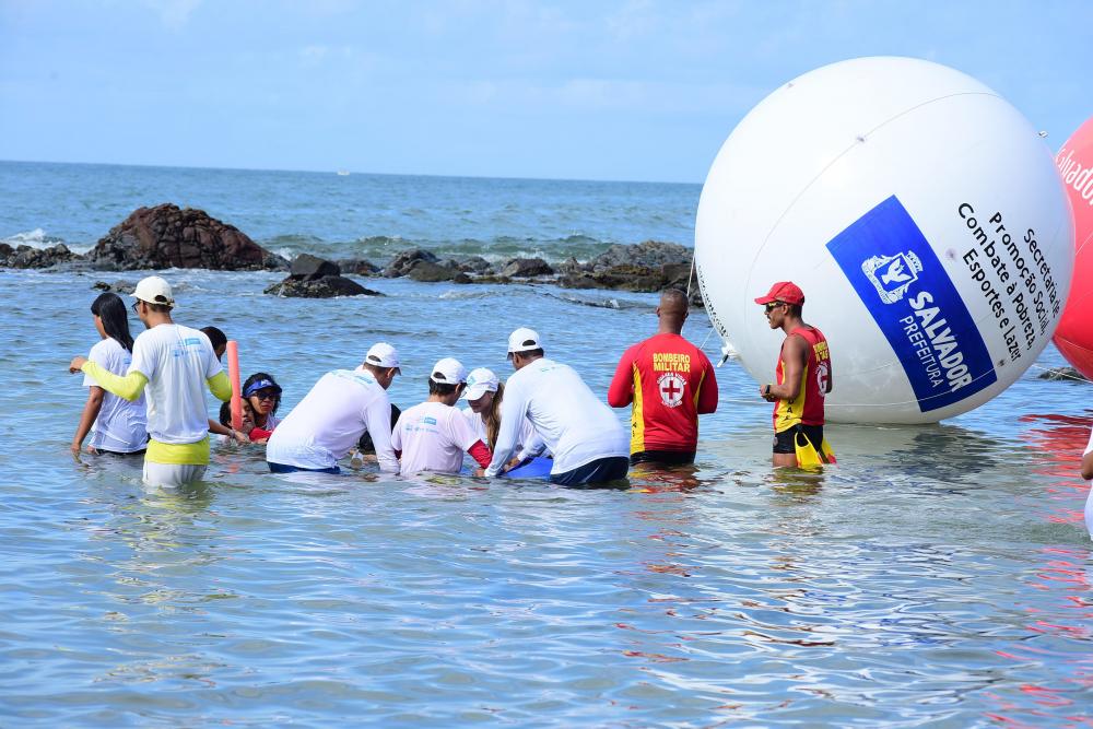  Banho de mar assistido possibilita inclusão para pessoas com deficiência em Salvador