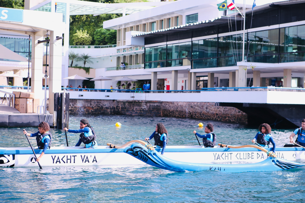 Parceria entre Prefeitura e Yacht promove aulas de canoagem e vela para alunos da rede municipal