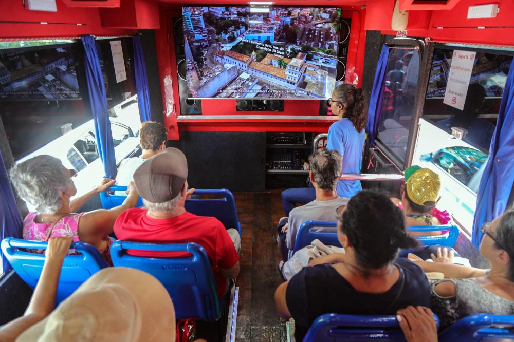 Bondinho encanta baianos e turistas com tour em pontos famosos de Salvador