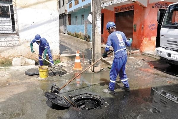 Embasa alerta para o perigo de se abrir tampa da rede de esgoto para escoar água de chuva