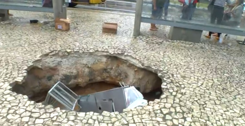 Cratera se abre e quatro pessoas ficam feridas em ponto de ônibus na Barra