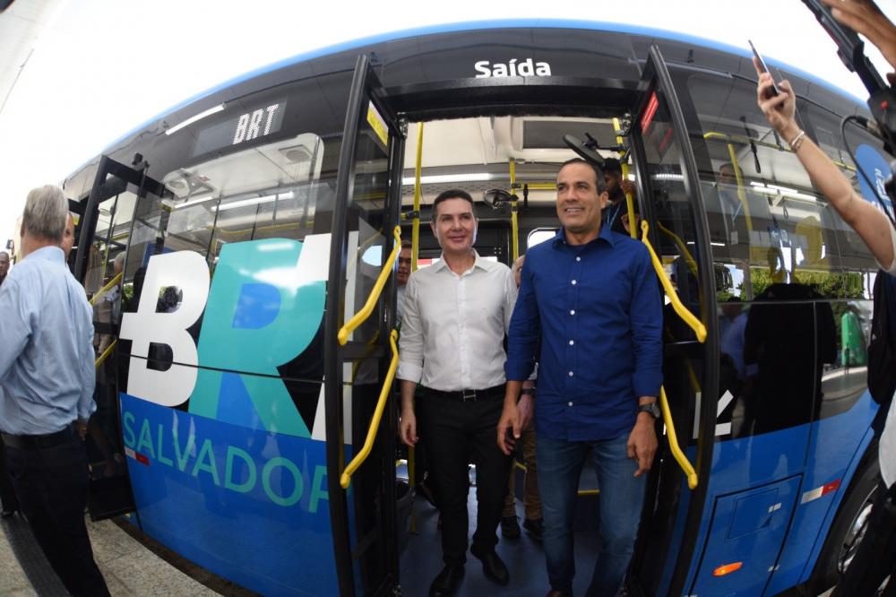 Bruno Reis entrega trecho 2 do BRT com 8 novas estações e inicia operação de nova linha entre Lapa e Pituba