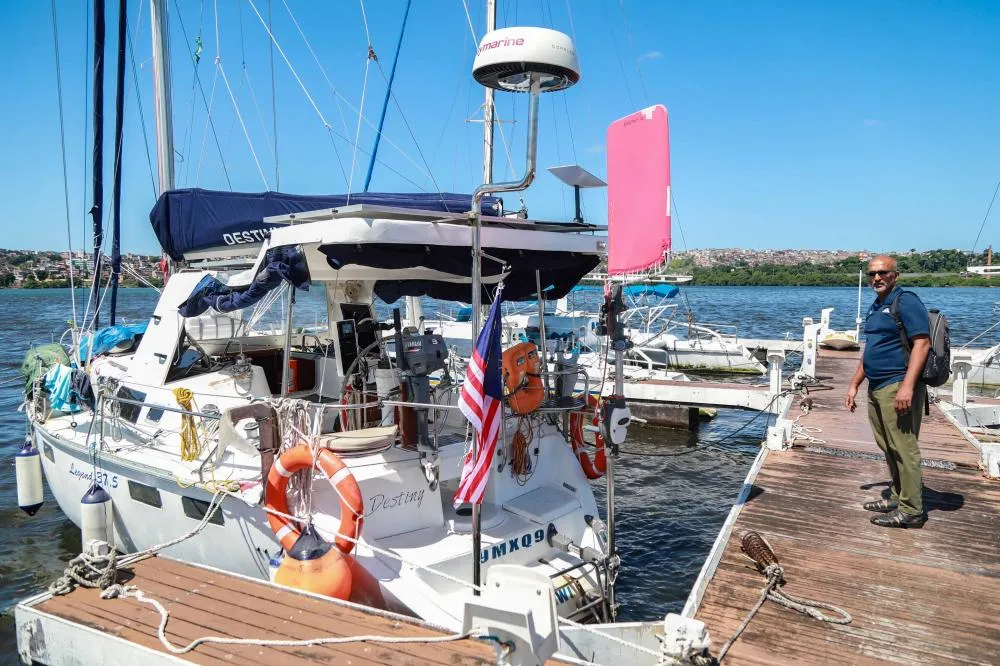 Circum-navegador malaio aporta em Salvador após cruzar Oceanos Índico e Atlântico