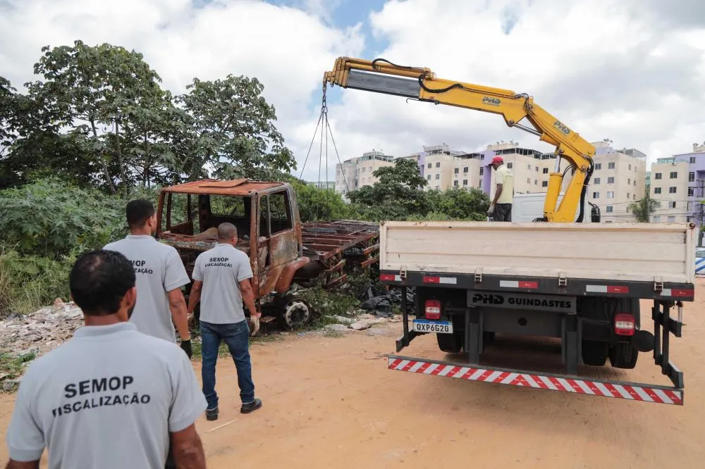 Operação remove 255 veículos e 10 barcos abandonados das vias de Salvador em 2024