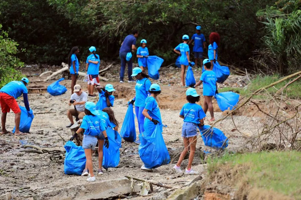 Maio Laranja: Prefeitura promove mutirão de limpeza com crianças em praia no Subúrbio