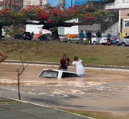 BURACO DA EMBASA ENGOLE VEÍCULO E CASAL É RESGATADO COM CORDA 