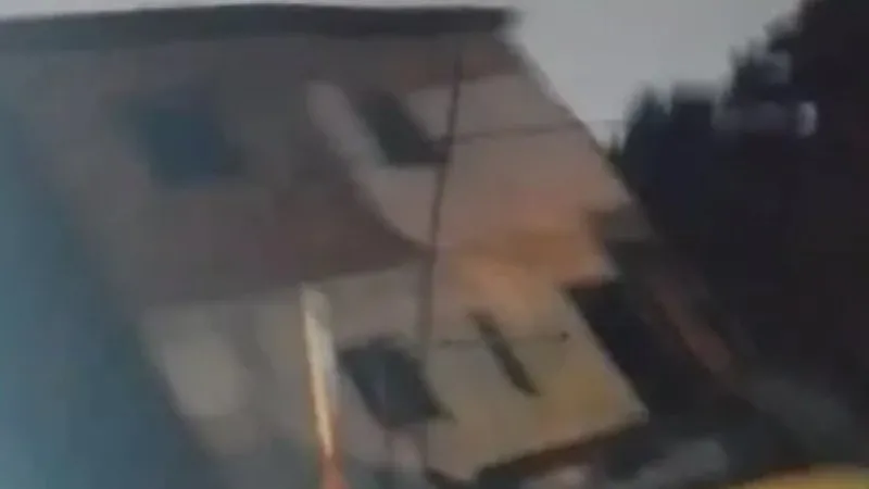 Vídeo: Veja o exato momento em que imóvel desaba em Lauro de Freitas