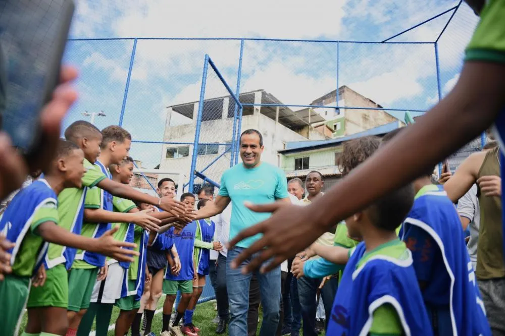 Prefeitura entrega 45º campo sintético e praça na Santa Mônica no feriado de Corpus Christi