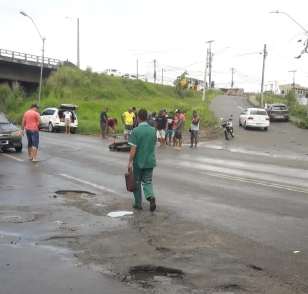 Acidente deixa vítima fatal na Estrada do Derba, imediações de Paripe que está completamente Cheia de Buracos.