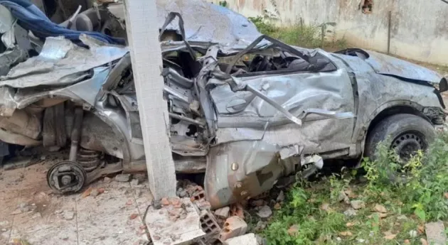 Acidente de carro termina com três pessoas mortas e duas feridas 