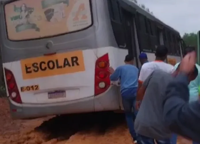 Alunos da zona rural na tentativa de conseguir tirar ônibus do atoleiro – Foto: Cidadão Repórter | Via WhatsApp
