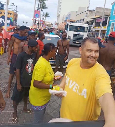 Gordinho da Favela distribui café da manhã para vendedores ambulantes em último dia de carnaval