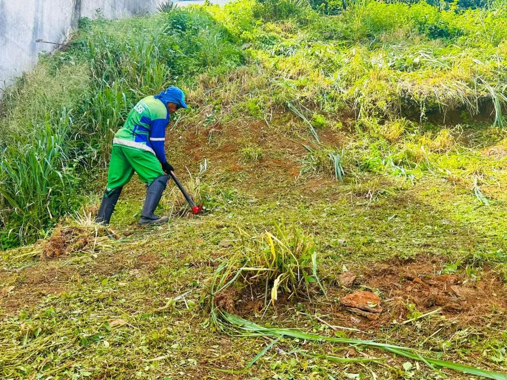 Limpurb realiza mutirão de limpeza e roçagem na Barra