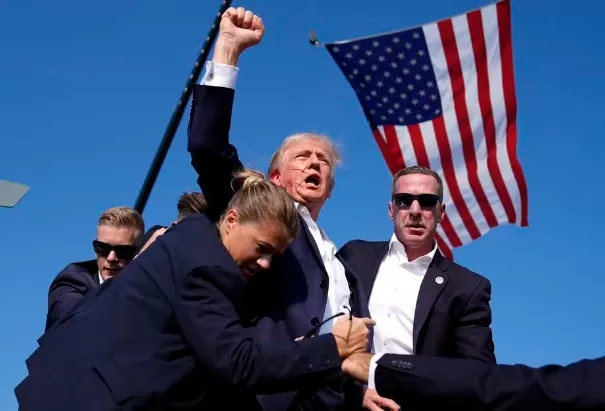 Donald Trump levanta o punho após supostos sons de tiros serem ouvidos em comício, na Pensilvânia — Foto: AP Photo/Evan Vucci
