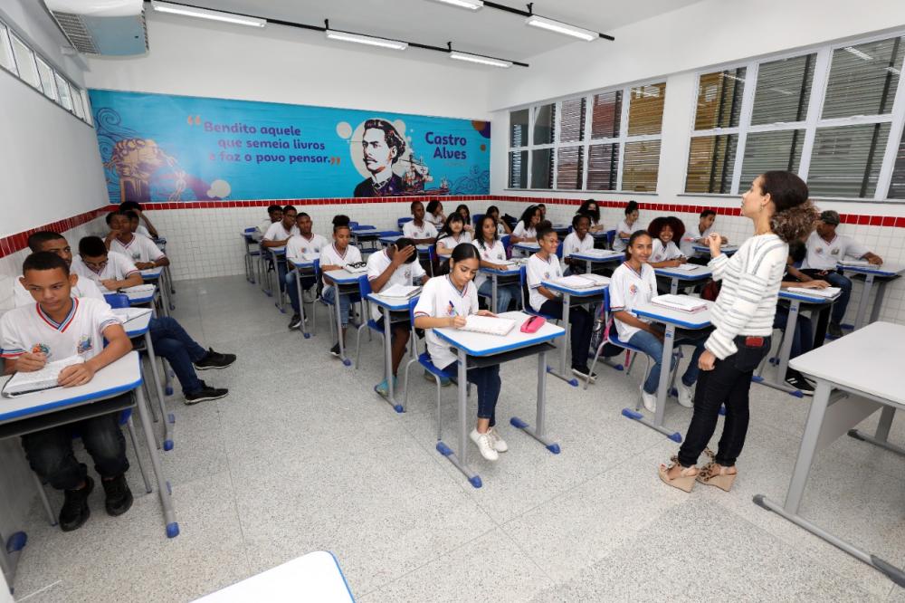Em dia de inauguração de nova escola, Jerônimo divulga resultado final de processo seletivo para professores