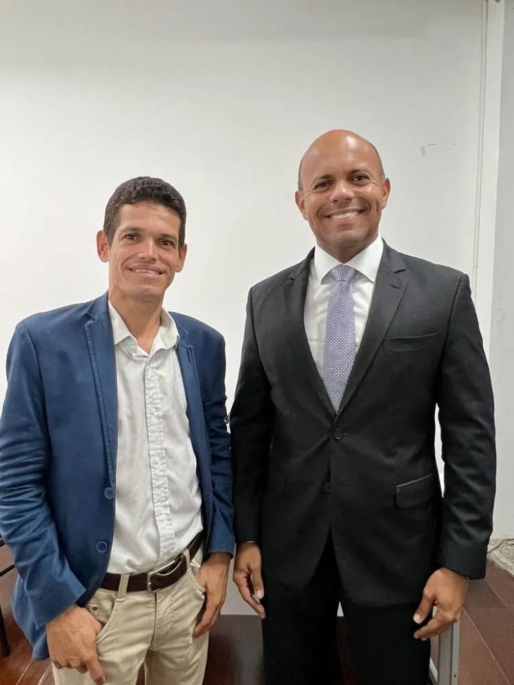 Foto galego Notícias e ao seu lado o Vereador Kiki Bispo sendo entrevistado 