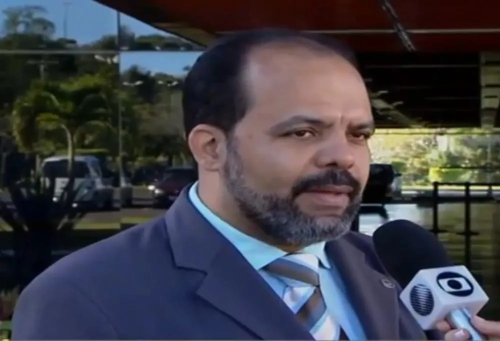  Jurista Taurino Araújo produz crítica literária sobre as obras Nelson Cerqueira e Lícia Soares de Souza. 