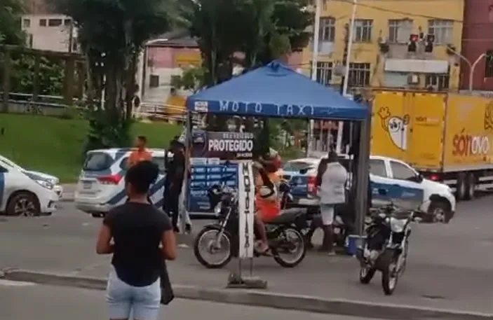 Vídeo; Prefeitura de Salvador recolhe barracas de trabalhadores no Largo do Tanque e deixa população revoltada 