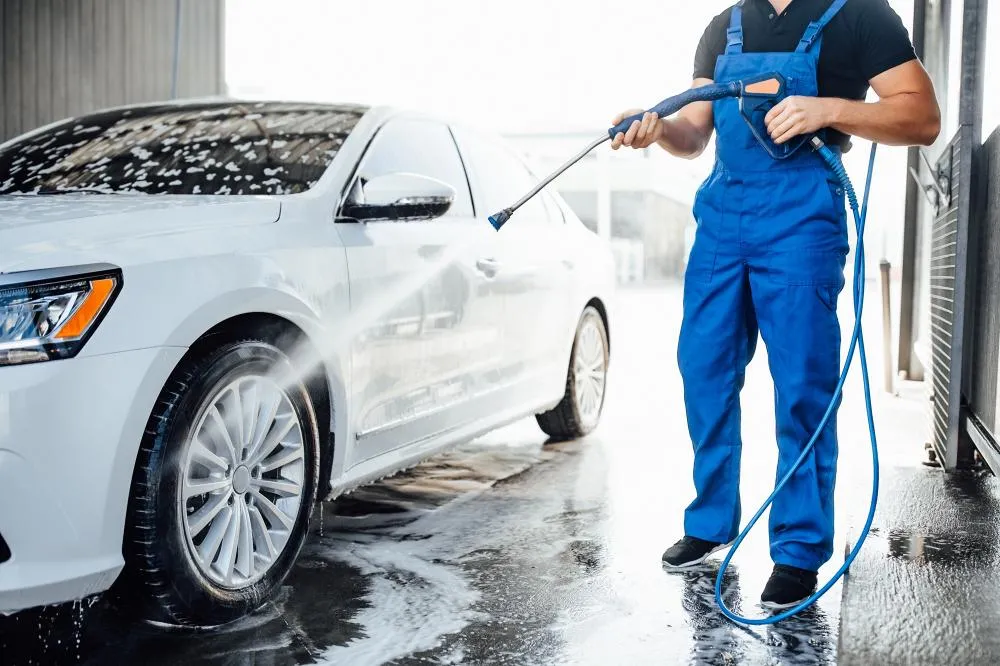 Confira 6 produtos para limpar o carro e deixá-lo com aspecto de que saiu da concessionária