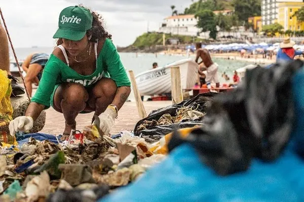 Sprite e Instituto Fundo Limpo promovem nova ação de limpeza e sensibilização na praia de Salvador