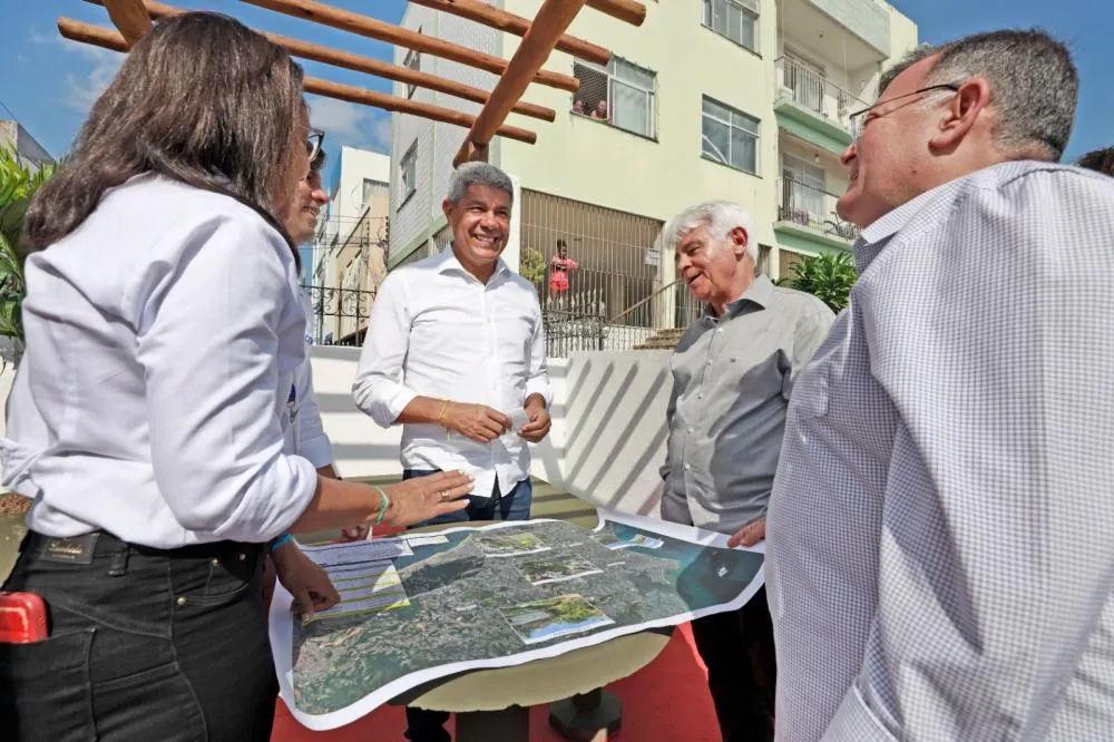 Governo do Estado entrega contenção de encosta e autoriza novas obras em Salvador