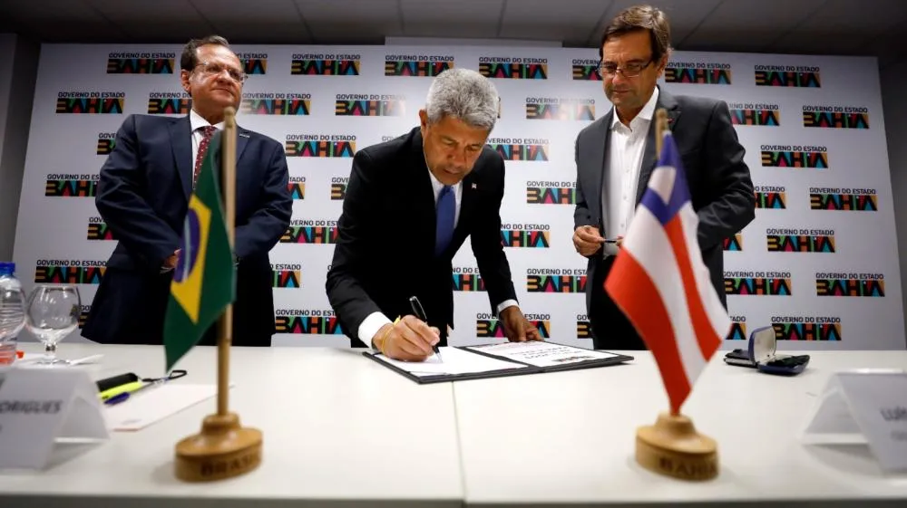 Estado assina protocolo de intenções para ampliação e voos sem escala entre Salvador e Porto