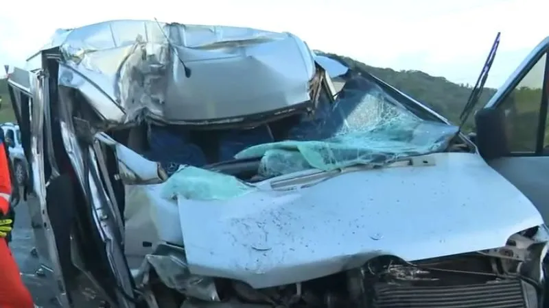 Acidente com van deixa três mortos e vários feridos na BR-324