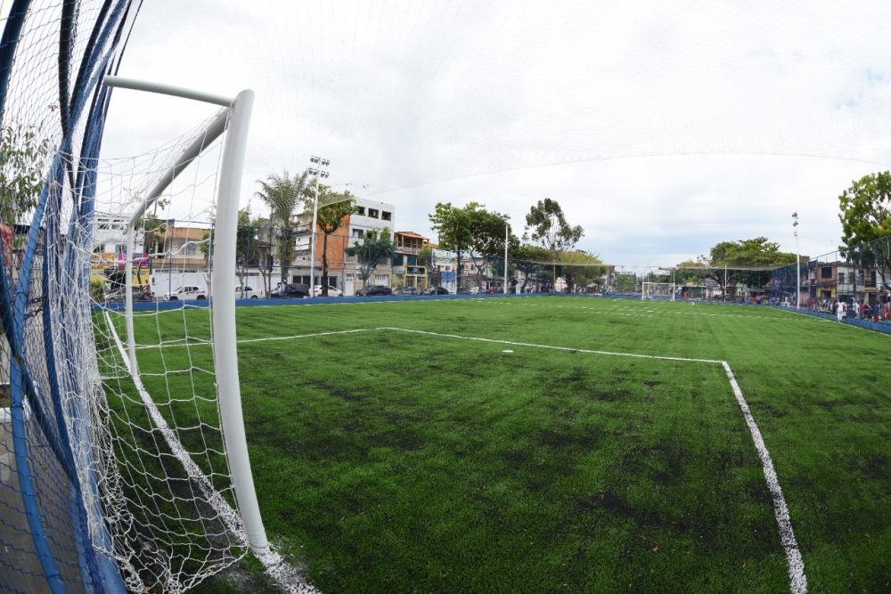 Periperi ganha campo de futebol com grama sintética 