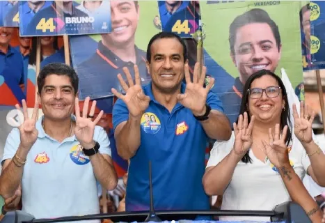ACM Neto, Ana Paula Matos e Bruno Reis em caminha no bairro de Pirajá. 